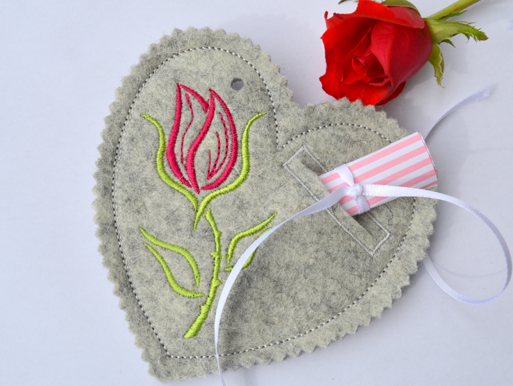 Bild 1 von ITH Stickdatei Geschenkanhänger Herz mit Rosenknospe für Botschaften Geldgeschenke 10x10cm  / (Größe) 13x13cm